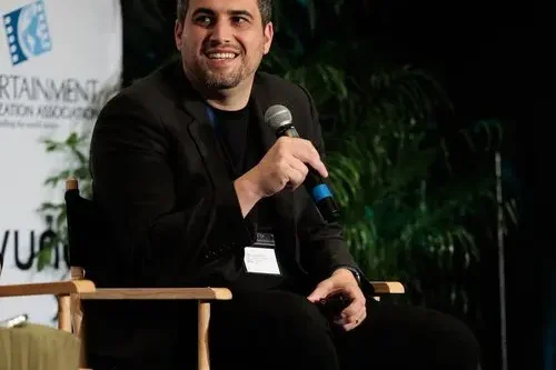 Imagem de Rafael Parlatore, diretor da MAV, falando em um evento