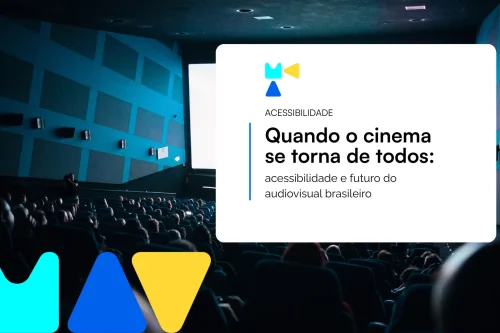 Banner digital com fundo de sala de cinema cheia de espectadores. À direita, sobre fundo branco, está o título: "ACESSIBILIDADE – Quando o cinema se torna de todos: acessibilidade e futuro do audiovisual brasileiro". No canto inferior esquerdo, aparece o logo da MAV em azul claro, azul escuro e amarelo.